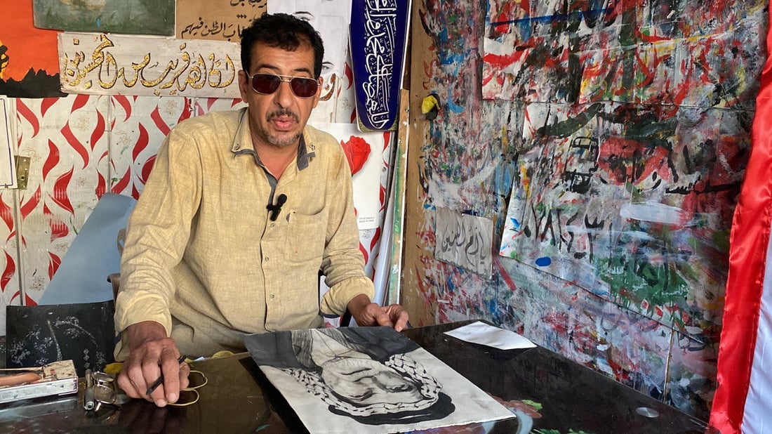 من داخل ورشة حسين صبري في الناصرية: يرمم صور الراحلين ويرسم للفيزياء والكيمياء