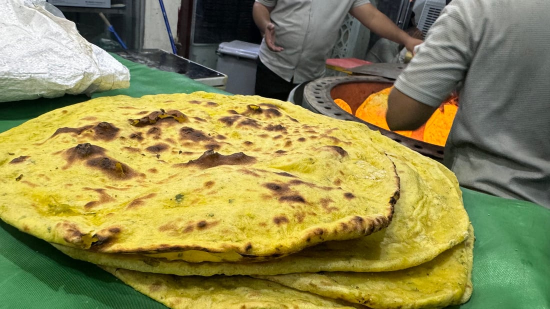صور: ألم تذوقوا خبز العباس اليوم؟ “نذور الفقراء” خبز محمص وجبن شهي ورائحة نعناع