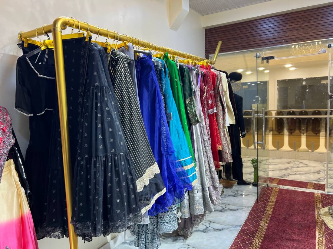 بنات الكوت يجربن ملابس باكستان في الأعراس.. الرجال أيضاً!