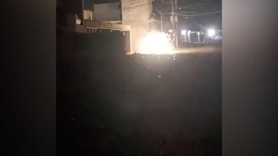 شاهد: هذه المحولة تنفجر وتنفجر وأهالي المحمودية تجمهروا حول النار والشرر