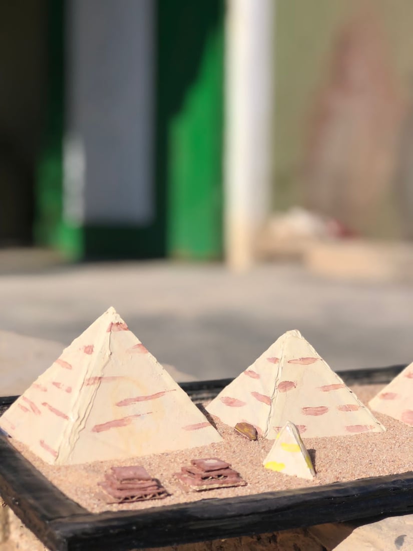 فتى أيزيدي يصنع معالم العراق من الكارتون.. بوابة عشتار وحتى أهرامات مصر (صور)