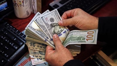 الدولار يستمر بالصعود ويتجاوز الـ 154 ألف دينار في بورصات العراق