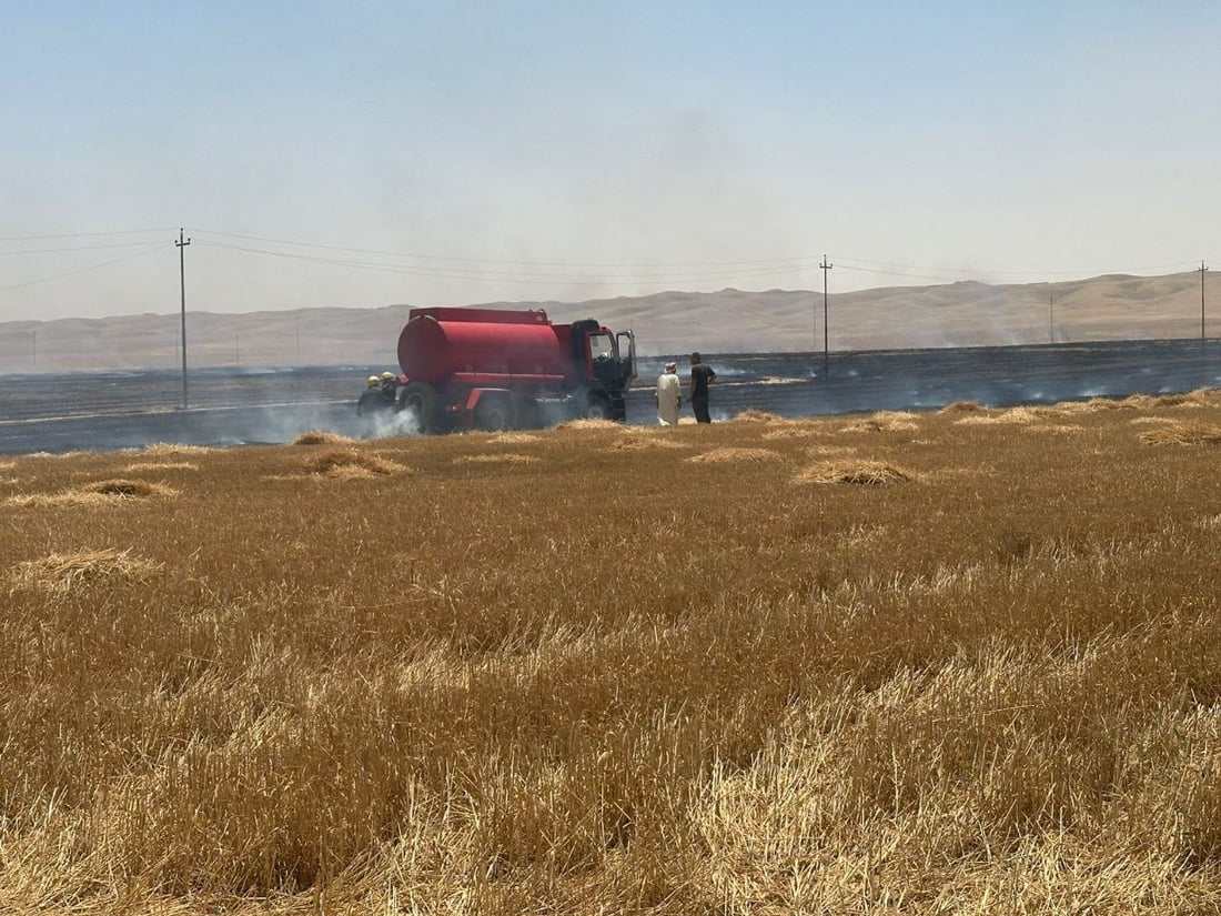 فيديو: محاولات إخراج سيارة “غرزت” في أرض زراعية تنتهي باشتعالها في الدبس