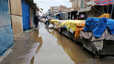 صور: الأمطار تغرق سوق الحلة وتوقف عمل الأكشاك والباعة المتجولين