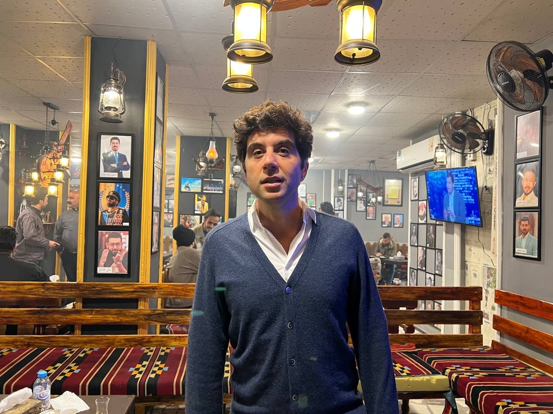 صور: شباب بصريون ينجحون بتحويل “بسطية” قهوة إلى ملتقى ثقافي