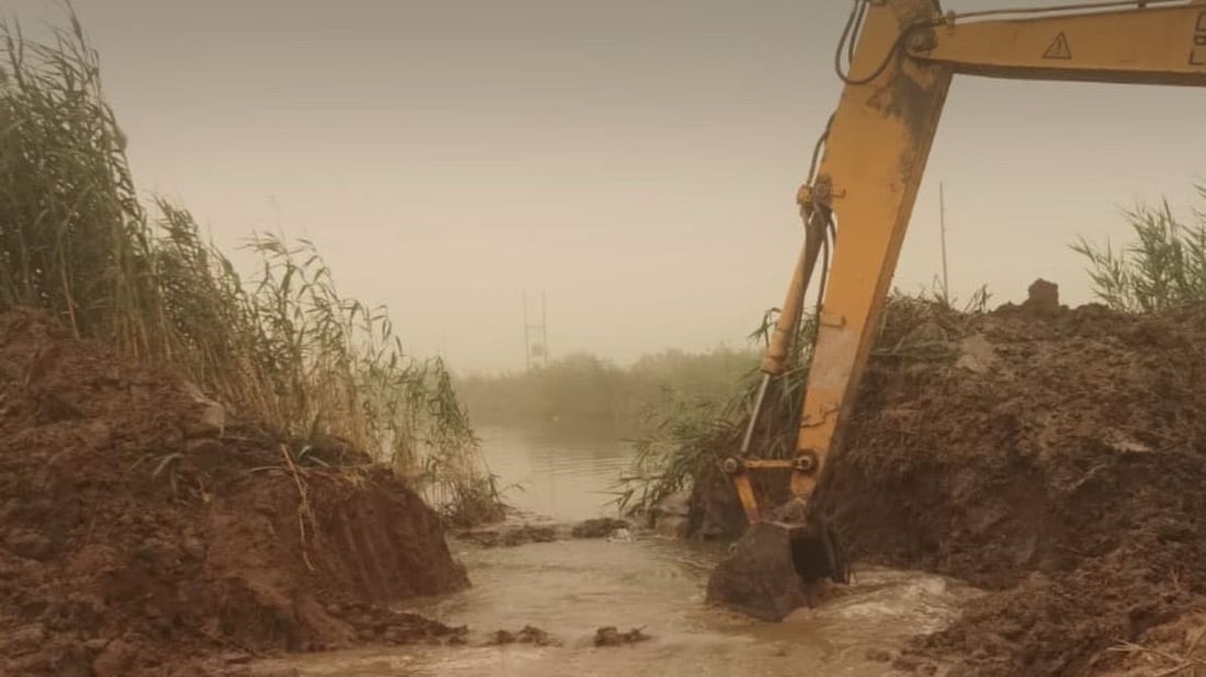 كسر أكتاف وردم بحيرات غير مرخصة في الطارمية والمحمودية (صور)