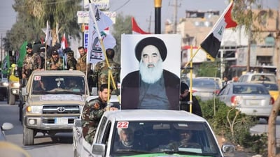 صور: الحشد الشعبي يستعرض في تلعفر والأهالي يوزعون الحلوى احتفالاً بـ”النصر”