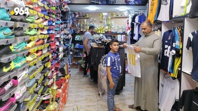 “الميركاتو” قلب السوق في هيت.. الشبان لا يشترون قمصان دوريات أوروبا (صور)