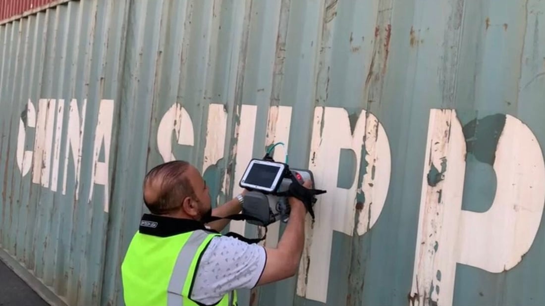 “عملية استباقية” للكمارك في ساحة الترحيب.. فحص وتحليل الحاويات بالأشعة