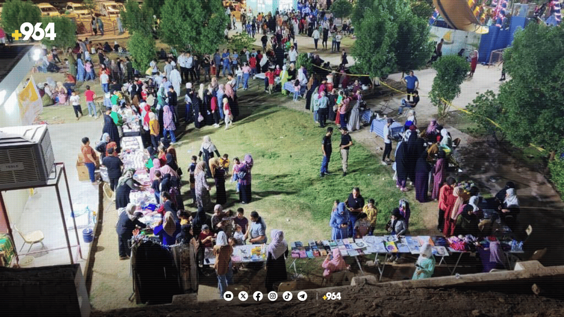 ژنان و کچانی دوزخورماتوو لە بازاڕی خاتوون بەرهەمەکانیان نمایش دەکەن