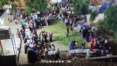 ژنان و کچانی دوزخورماتوو لە بازاڕی خاتوون بەرهەمەکانیان نمایش دەکەن