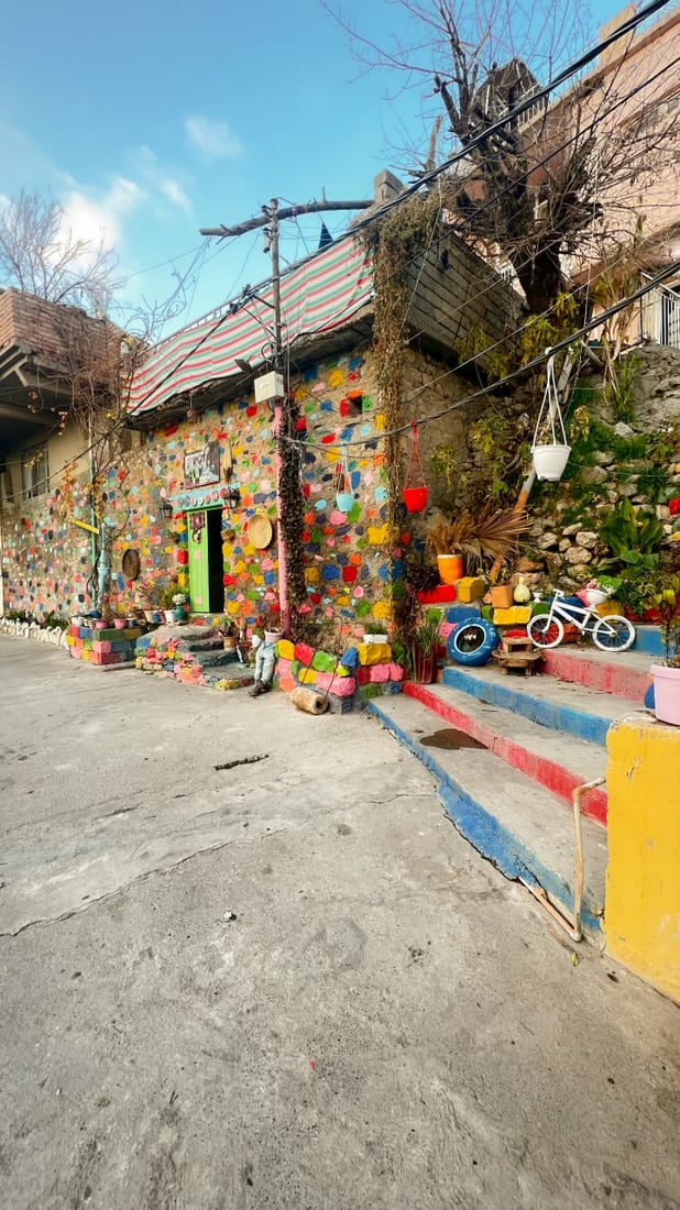 صخرية ومعرضة للانهيار.. لقطات ساحرة من عقرة لبيوت عمرها 1700 عام