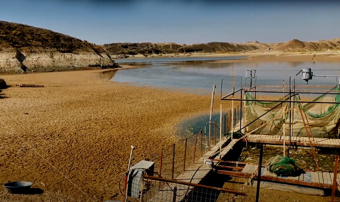 دیمه‌نى ئه‌و قوڕو لیته‌ وشكبووه‌ى له‌كاتى وشكه‌ساڵى له‌ ژێرى به‌نداوه‌كه‌ ده‌ركه‌وتووه‌