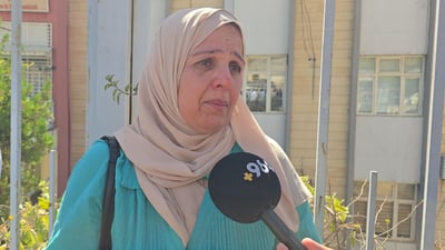 دایکێک؛ بە کوڵ بۆ کوڕەکەى دەگرى