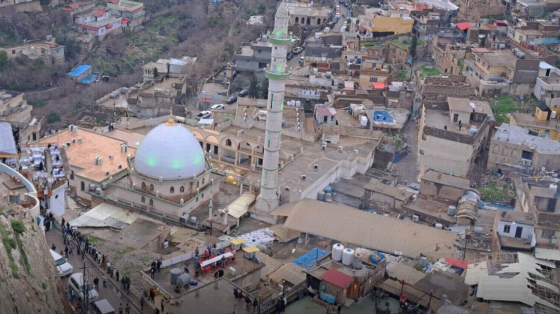 لە ئاکرێ سێ کەس له‌ناو بازاڕدا شتیان خواردووه‌ و دەستگیرکراون