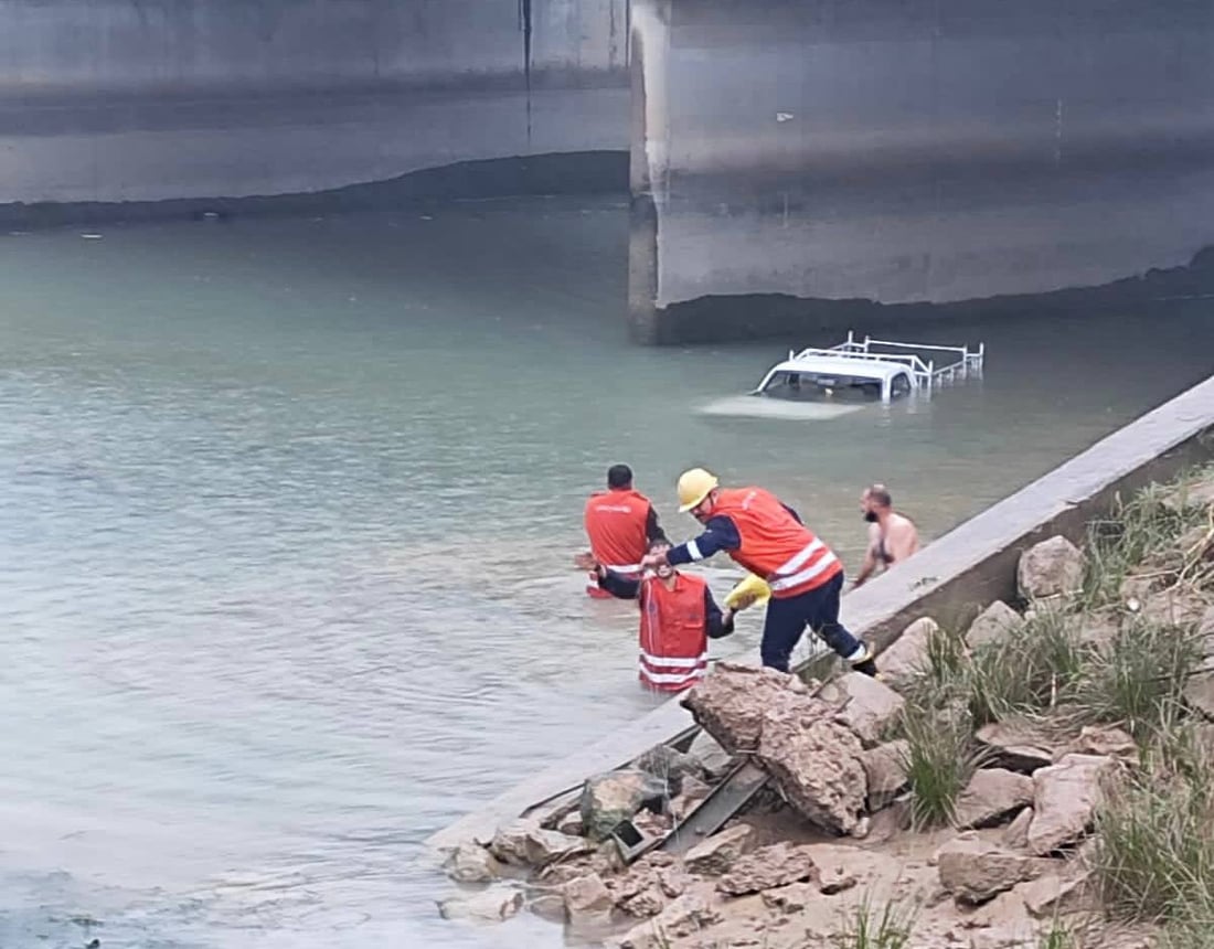 فيديو: هكذا أنقذ رجال الدفاع المدني سائق “البيك آب” من مياه مشروع داقوق