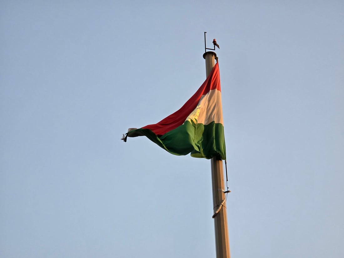 ئاڵاکەی بەردەکی سەرا کۆن بووە و دڕاوە