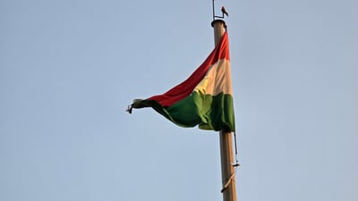 ئاڵاکەی بەردەکی سەرا کۆن بووە و دڕاوە