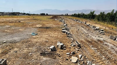 سه‌رپێچییه‌كانى سه‌ر گرده‌ شوێنه‌وارییه‌كه‌ى چوارقوڕنه‌ لابران