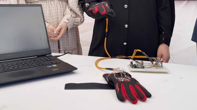 چەند خوێندکارێک دەستەوانەیەک بۆ نابیستان دروست دەکەن هێما دەگۆڕیت بۆ نوسین