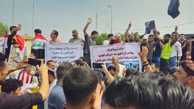 تظاهرة حاشدة لموظفي التربية وعمال البلدية في كربلاء: سيقتلنا الجوع (صور)