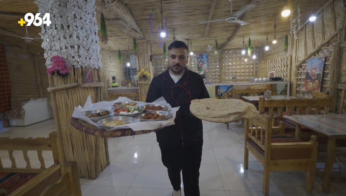 صور: مطعم في بعقوبة يلمس ذكريات العراقيين بـ “صينية بيت” وعلى السطح!