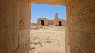 كيف بنى أجدادنا هذا الصرح الحجري الدقيق.. عراقيون يتأملون مملكة الحضر (فيديو)