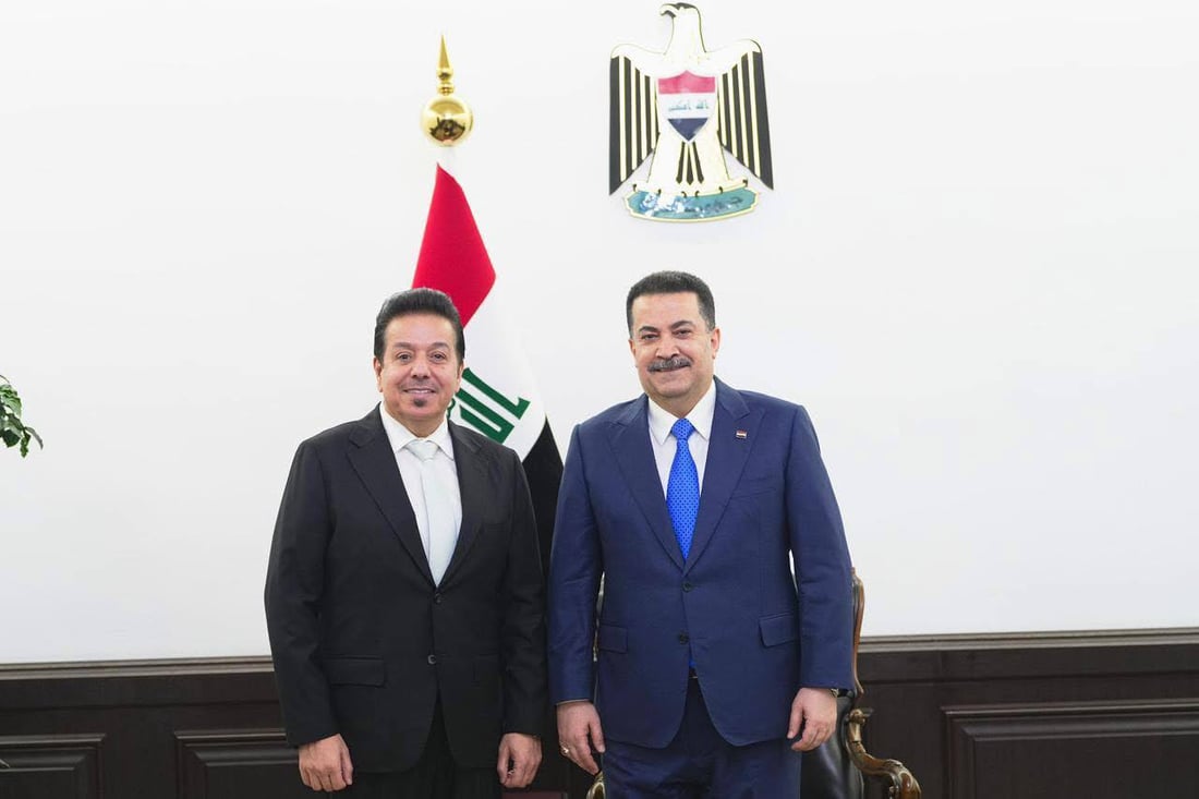 مهند محسن ومحمد عبدالجبار وعدد من الفنانين في مكتب السوداني