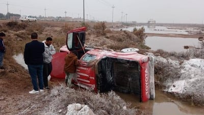 ميسان: “عذاري” تهوي في مستنقع مائي.. والسائق سلامات (صور)