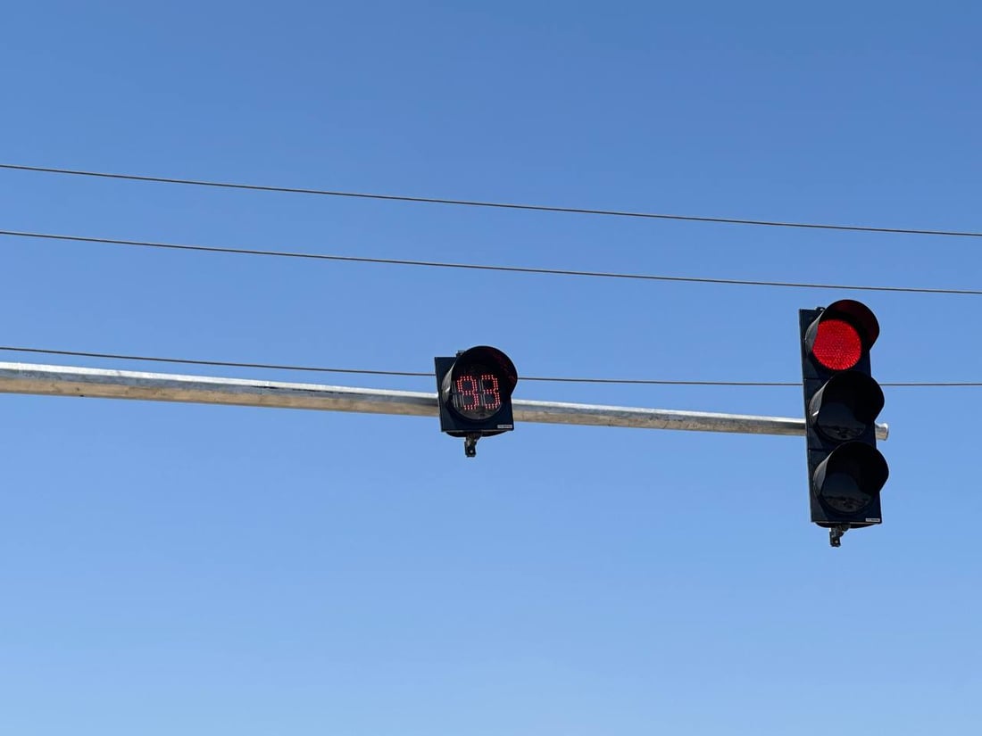 سابقة وسط الديوانية.. إشارات مرور إلكترونية في تقاطع “الزعيم” (صور)