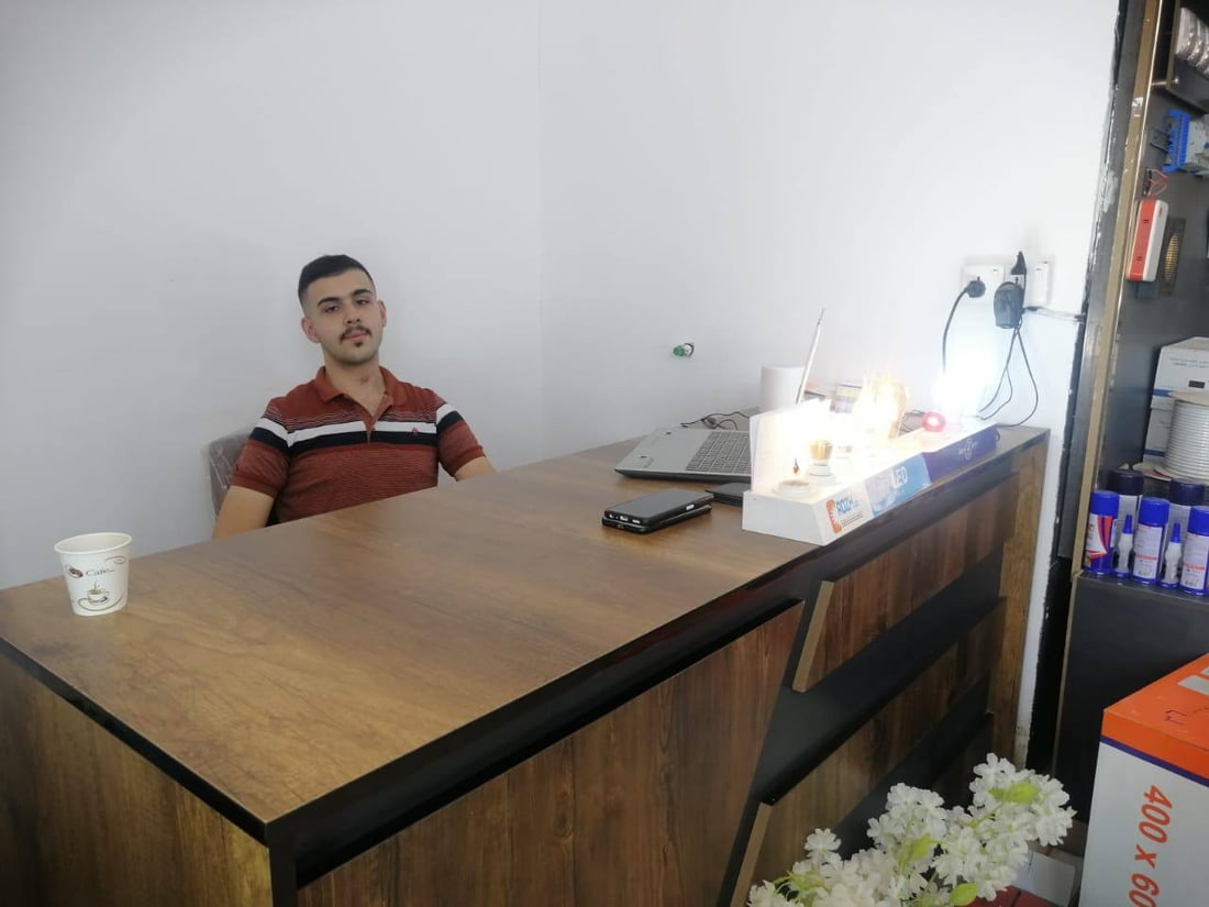 “أبو بسّام” قريب من الزبائن في الطارمية: الإنارة بالأقساط.. وكلّ شيء أصلي (صور)