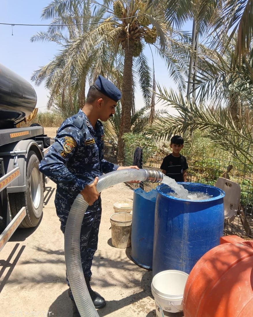 لم يهدأوا طوال اليوم.. الإطفاء والشرطة استنفروا لنقل مياه صالحة للبصرة (صور)