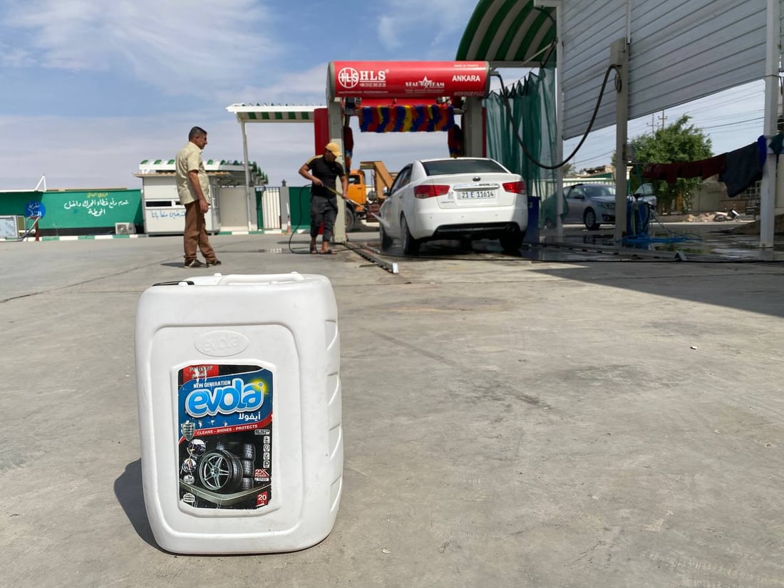 اغسل سيارتك بـ5 دقائق.. “قلعة هيت” تنصب أول منظومة ذكية لتنظيف العجلات (صور)