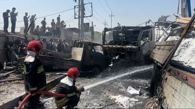 شاحنة تفقد السيطرة وتجرف عدداً من المركبات.. مشاهد مروعة وضحايا بالمكان
