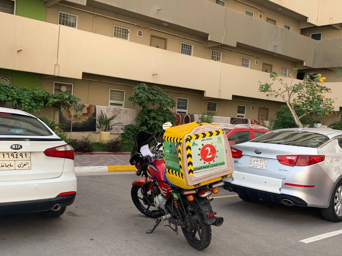 الدليفري لا ينام في بسماية.. 500 “طلبية” في اليوم والحراس حفظوا كل الوجوه (صور)