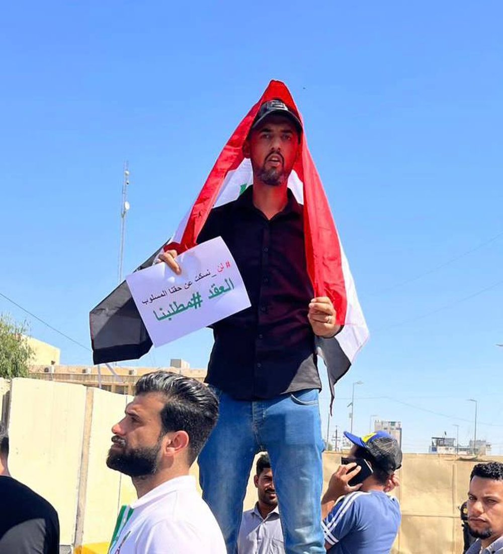 صور: خريجو التربية أمام مبنى محافظة كربلاء منذ الصباح.. “وظِّفونا”