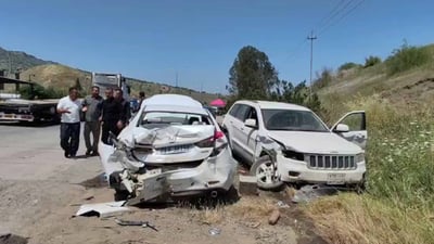 بارهەڵگرەکە خۆى بە 20 ئۆتۆمبێلدا کێشاوە