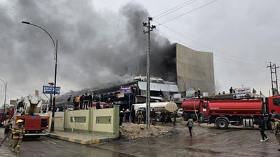 شاهد: محاولات مضنية لإخماد حريق التهم شركة “طيبة” قرب الموصل
