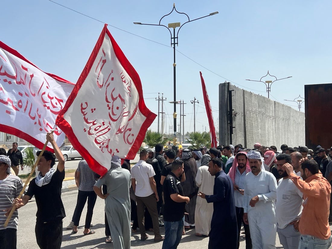 عشائر آل أزيرج تتظاهر أمام ديوان محافظة ذي قار: أنبوب الماء انفجر عدة مرات (صور)