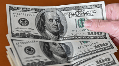 أسعار صرف الدولار في بغداد وأربيل والبصرة