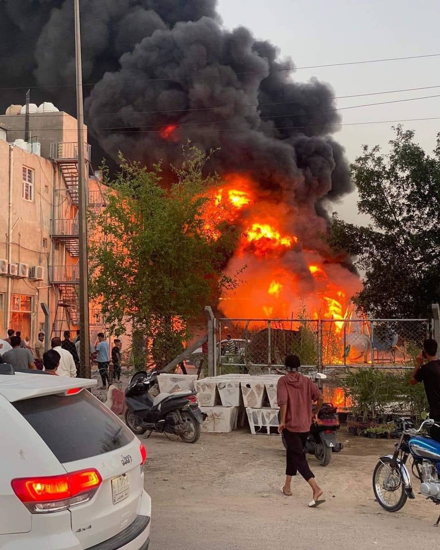 مجمع طبي ينجو من حريق كبير في الكوت.. النيران التهمت سيارة الوقود (صور وفيديو)