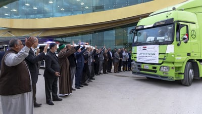 صور: العتبة العباسية ترسل 38 شاحنة محملة بالمواد الغذائية إلى إيران