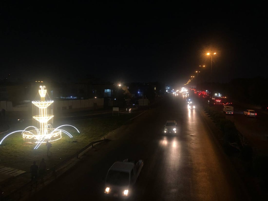 أهالي الدورة يعثرون على مدخل شارع 60.. البلدية نصبت مجسماً لإنارة المنطقة (صور)