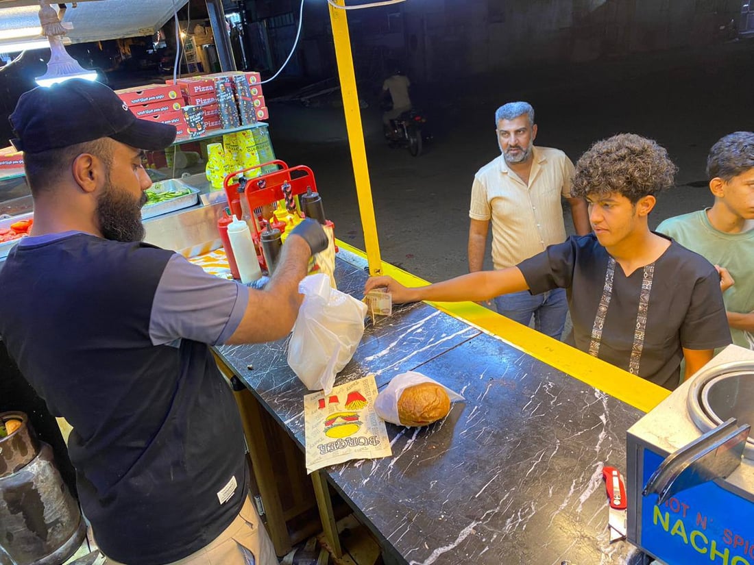 عربة “كينغ برغر” في الكوت.. لحم عراقي خالص والعمل إلى ما بعد منتصف الليل