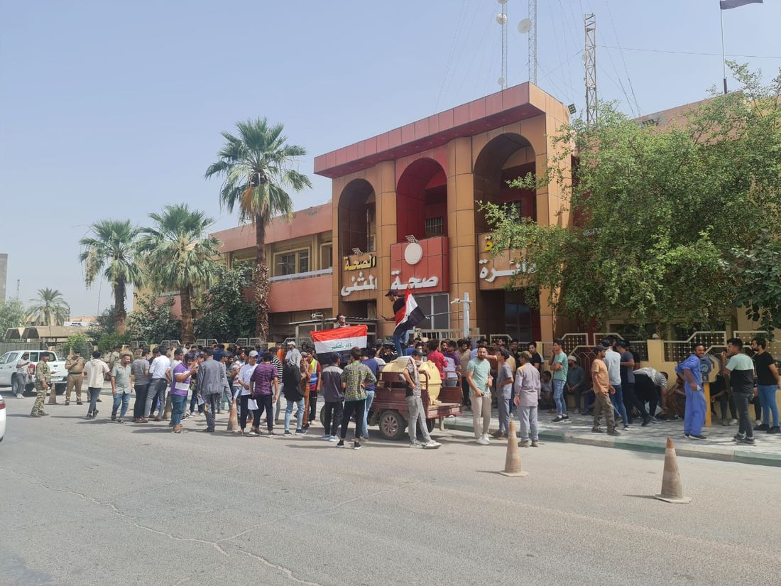 صور: تظاهرة في السماوة تغلق دائرة الصحة.. 800 عامل خدمة يطالبون بالملاك الدائم