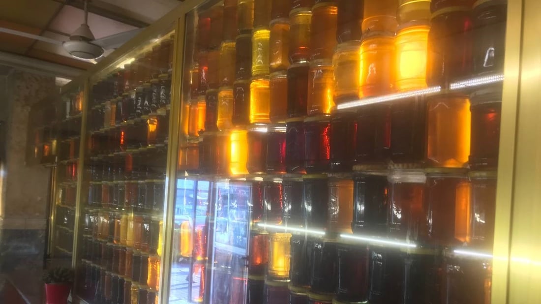 التشافي بالعسل يسحر البغداديين.. وطبيب مختص يفند الاعتقاد السائد