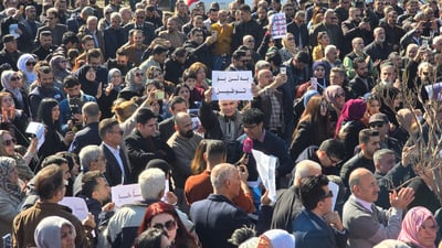 مئات المعلمين يعلنون الانضمام إلى المضربين عن الطعام ويقطعون شوارع السليمانية