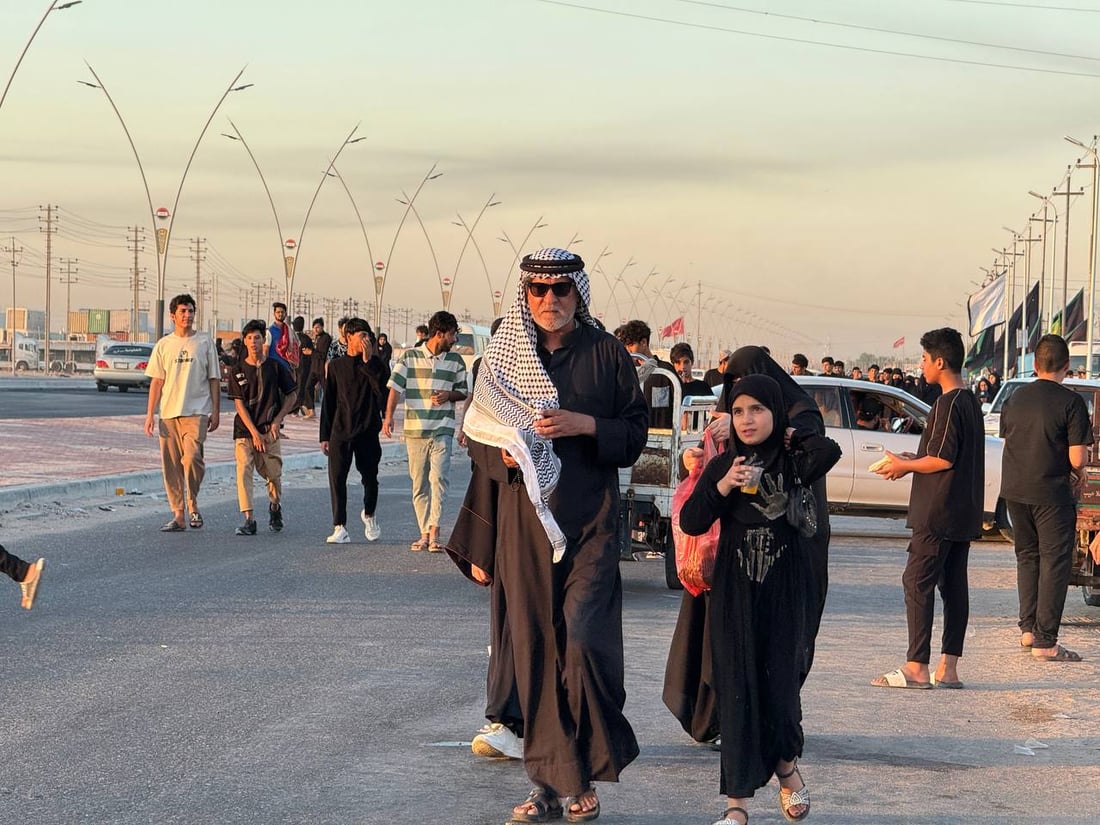 صور: خطوة الإمام علي تحيي “الدفن”.. الآلاف ساروا مع نذورهم تحت الشمس