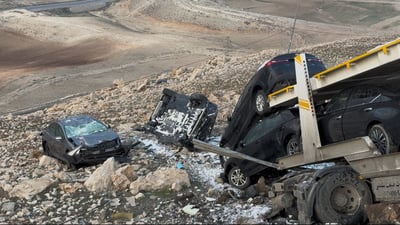 بارهەڵگرێک وەرگەڕا و 6 ئۆتۆمبێلی سفر کیلۆمەتری وێران کرد