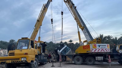 فيديو: رافعتان عملاقتان لسحب تريلة “خباطة” سقطت في أحد مبازل كربلاء
